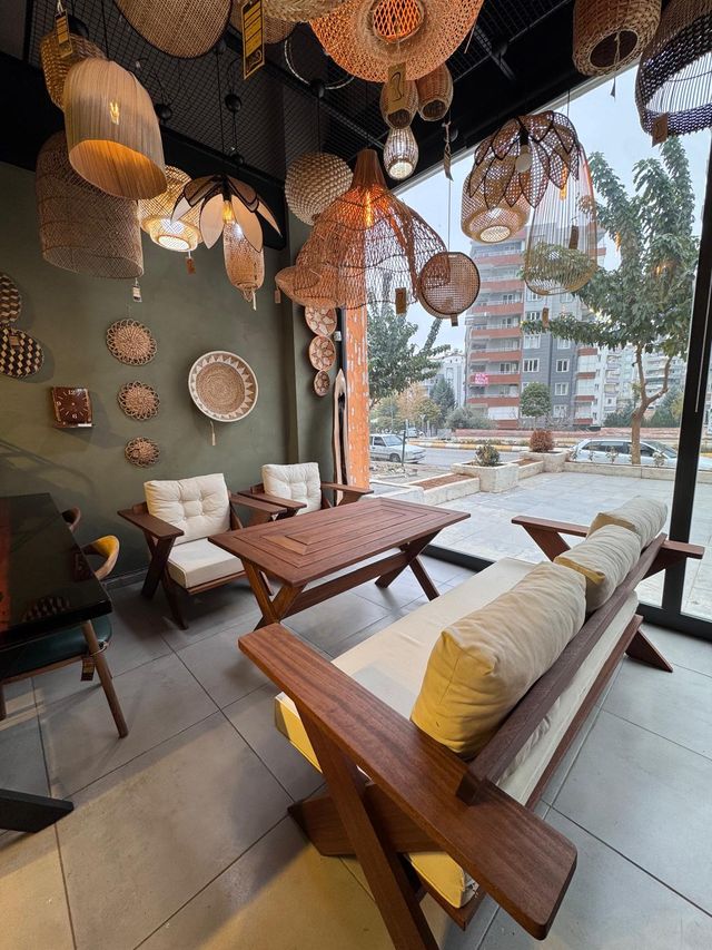 OWA showroom, hasır avizeler ve cadde manzarası